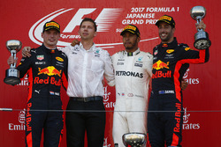 Winner Lewis Hamilton, Mercedes AMG F1 with James Vowles, Strategist, Mercedes AMG F1, Max Verstappen, Red Bull Racing, Daniel Ricciardo, Red Bull Racing