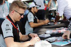 Nico Hülkenberg, Sahara Force India F1 signeert handtekeningen voor de fans