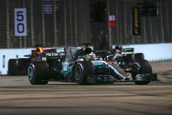 Льюис Хэмилтон, Mercedes AMG F1 W08, и Даниэль Риккардо, Red Bull Racing RB13