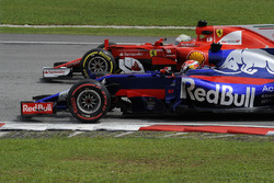 Pierre Gasly, Scuderia Toro Rosso STR12 en lutte avec Sebastian Vettel, Ferrari SF70H