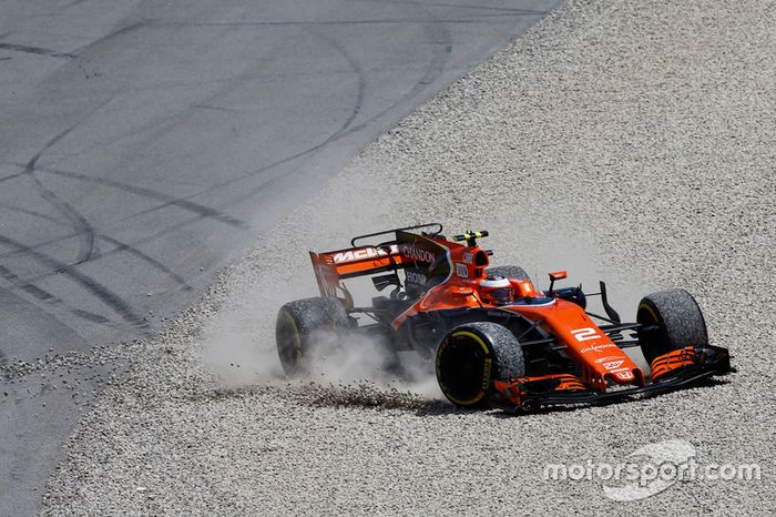 Stoffel Vandoorne, McLaren MCL32, tras una salida de pista