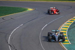Lewis Hamilton, Mercedes AMG F1 W08, devant Sebastian Vettel, Ferrari SF70H