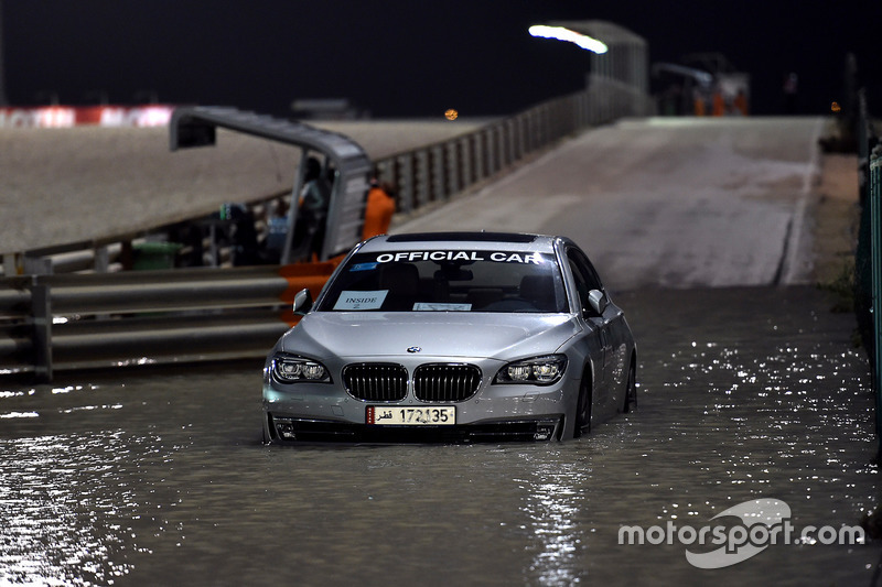 Mobil media terendam banjir di Sirkuit Losail musim 2017