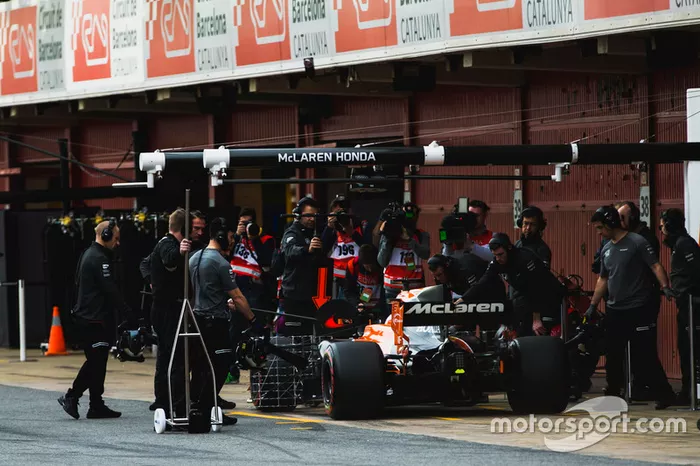 Stoffel Vandoorne, McLaren MCL32, en pit stop
