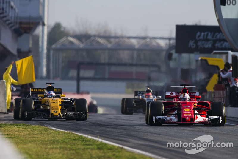 Себастьян Феттель, Ferrari SF70H, Джолион Палмер, Renault Sport F1 RS17, и Эстебан Окон, Force India VJM10