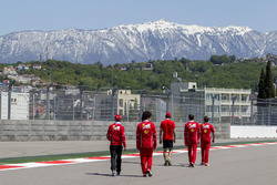 Ознакомление с трассой: пилот Ferrari Себастьян Феттель, пилот по развитию Ferrari Антонио Джовинацц