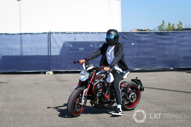 Lewis Hamilton, Mercedes AMG F1 W08 llega en su moto MV Agusta Dragster RR LH44 Limited Edition