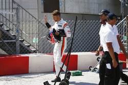 Temporada 2017 F1-monaco-gp-2017-jenson-button-mclaren-walks-back-to-the-pits-after-retiring-from-the-rac