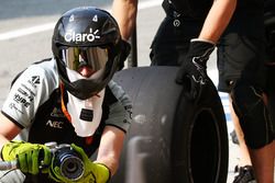 Sahara Force India F1 Team practica una parada en boxes