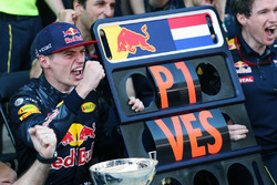 Победитель гонки Макс Ферстаппен, Red Bull Racing празднует с командой