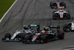 Ніко Росберг, Mercedes AMG F1 W07 Hybrid та Дженсон Баттон, McLaren MP4-31, боротьба за позицію
