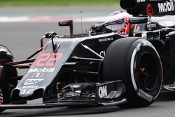 Jenson Button, McLaren MP4-31, mit Flo-Viz-Farbe