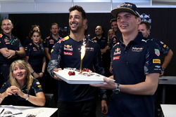 Esquiadora Lindsey Vonn se da una torta de cumpleaños de Daniel Ricciardo, Red Bull Racing, Max Vers