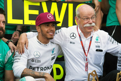 Lewis Hamilton, Mercedes AMG F1 viert met Dr. Dieter Zetsche, Daimler AG CEO en het team