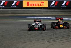 Romain Grosjean, Haas F1 Team VF-16 e Daniil Kvyat, Red Bull Racing RB12
