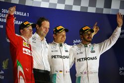 Podio:  Kimi Raikkonen, Ferrari, segundo; Aldo Costa, Mercedes AMG F1 Director de Ingenieria; Nico R