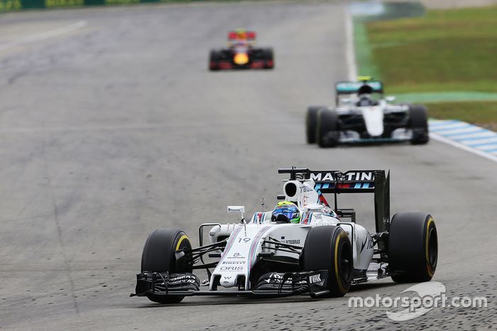 Os brasileiros abandonaram. Felipe Massa foi tocado por Jolyon Palmer. A Renault acertou o brasileiro na curva 6 e danificou a traseira da Williams.