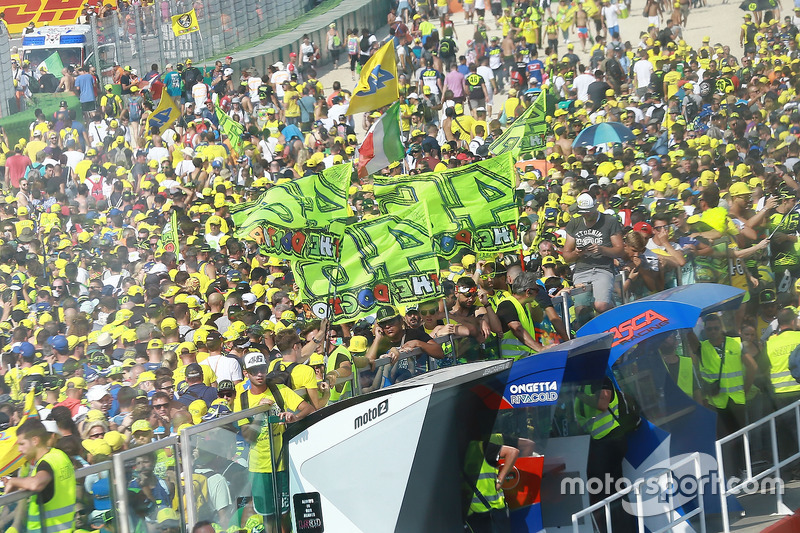 Valentino Rossi, Yamaha Factory Racing, fans