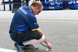 Michelin-Ingenieur misst die Streckentemperatur