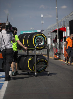Шины Pirelli развозят по гаражам