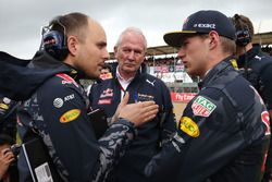 (De g. à d.) : Gianpiero Lambiase, ingénieur de Red Bull Racing, avec Dr Helmut Marko, consultant de Red Bull Motorsport, et Max Verstappen, Red Bull Racing, sur la grille