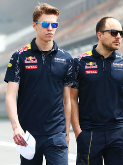 Даниил Квят, изучает трассу Red Bull Racing
