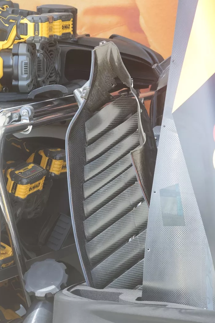 ماكلارين MCL40، التفاصيل الفنية