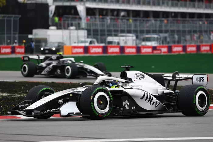 Oliver Bearman, Haas F1 Team, Esteban Ocon, Haas F1 Team