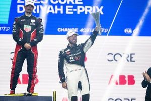 Sam Bird, Jaguar Racing, 3° posizione, solleva il suo trofeo sul podio