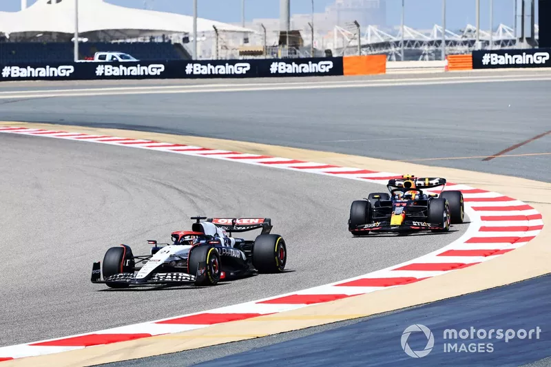 Nyck de Vries, AlphaTauri AT04, Sergio Pérez, Red Bull Racing RB19