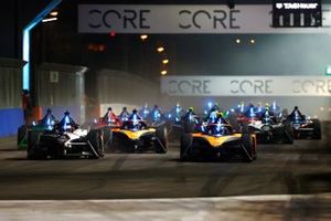 Mitch Evans, Jaguar Racing , Jaguar I-TYPE 6, Jake Hughes, McLaren, e-4ORCE 04, Rene Rast, NEOM McLaren Formula E Team, e-4ORCE 04, the rest of the field at the start