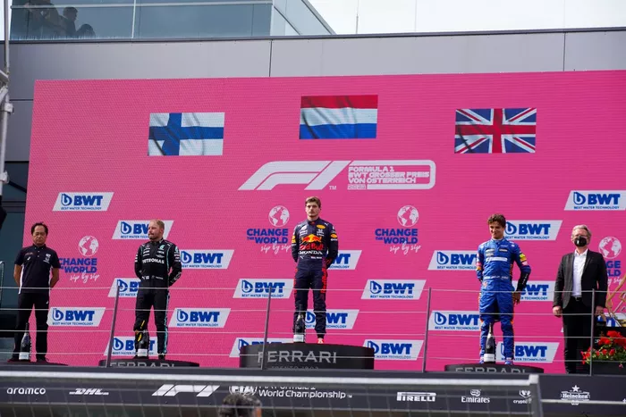 Podio: segundo lugar Valtteri Bottas, Mercedes, Toyoharu Tanabe, Director técnico F1 Honda, ganador Max Verstappen, Red Bull Racing , tercer lugar Lando Norris, McLaren