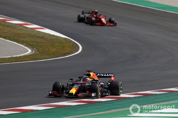 Max Verstappen, Red Bull Racing RB16B, Carlos Sainz Jr., Ferrari SF21