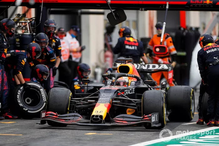 Max Verstappen, Red Bull Racing RB16B, en pits