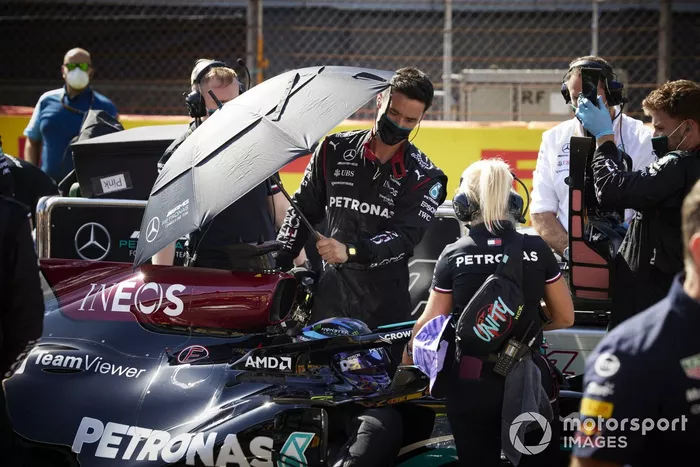 Lewis Hamilton, de Mercedes, y Angela Cullen, fisioterapeuta, en la parrilla de salida