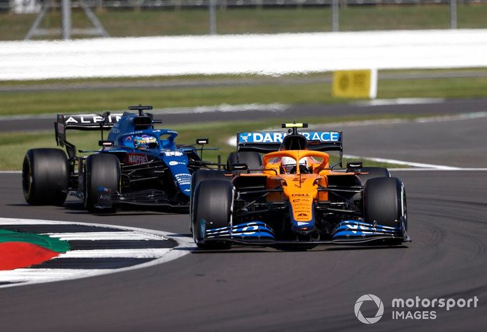 Lando Norris, McLaren MCL35M, Fernando Alonso, Alpine A521