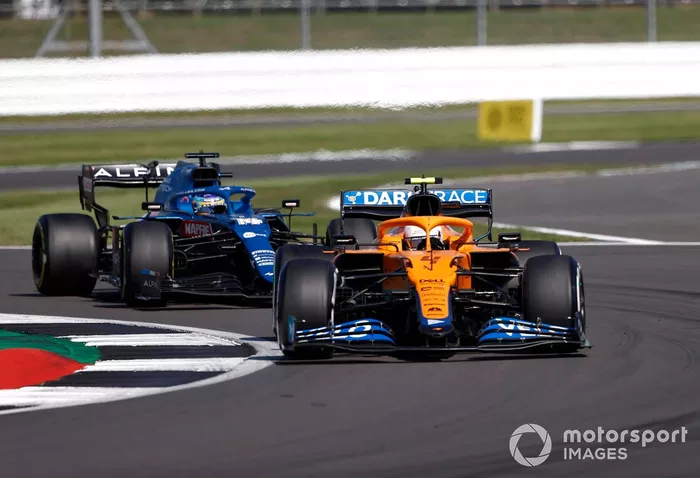 Lando Norris, McLaren MCL35M, Fernando Alonso, Alpine A521