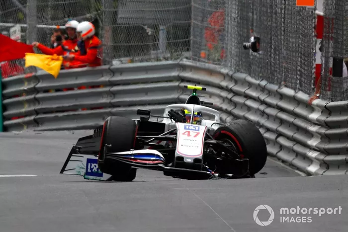 Mick Schumacher, Haas VF-21 choca en la FP3