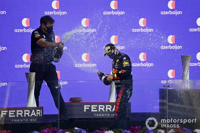 Podio: ganador de la carrera Sergio Pérez, Red Bull Racing con un miembro del equipo