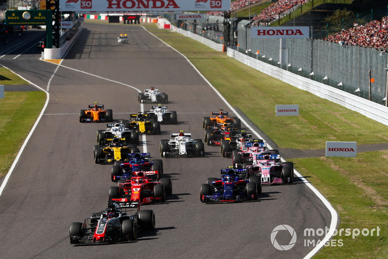 Romain Grosjean, Haas F1 Team VF-18, devant Sebastian Vettel, Ferrari SF71H, Pierre Gasly, Scuderia Toro Rosso STR13, Brendon Hartley, Toro Rosso STR13, Sergio Perez, Racing Point Force India VJM11, Esteban Ocon, Racing Point Force India VJM11, Carlos Sainz Jr., Renault Sport F1 Team R.S. 18, au départ de la course