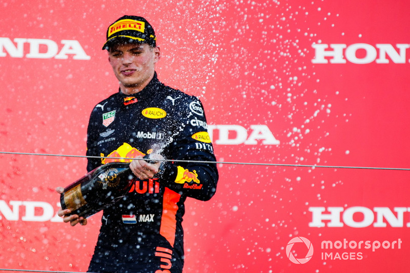 Il terzo classificato Max Verstappen, Red Bull Racing, spruzza lo Champagne, sul podio