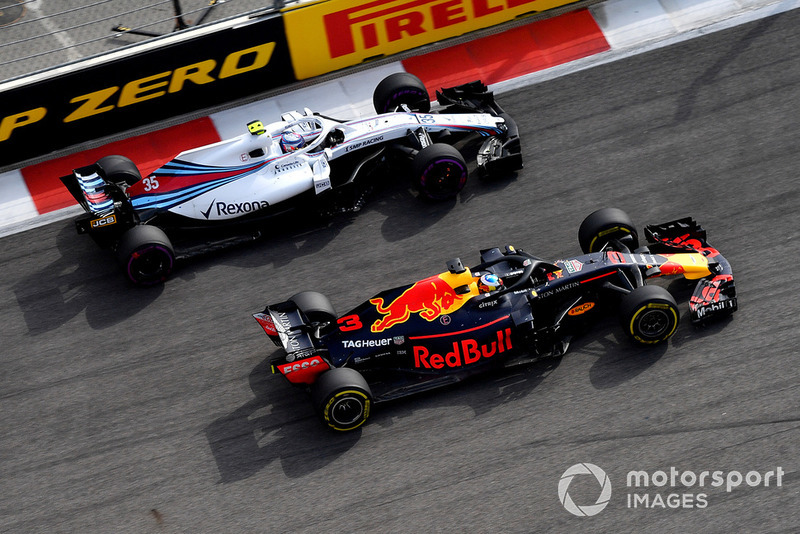 Daniel Ricciardo, Red Bull Racing RB14 y Sergey Sirotkin, Williams FW41