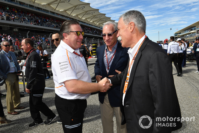 Zak Brown, McLaren Racing CEO en Chase Carey, Chief Executive Officer Formula One Group op de grid 