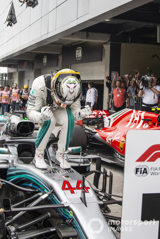Lewis Hamilton, Mercedes AMG F1 W09 EQ Power+, festeggia nel parco chiuso