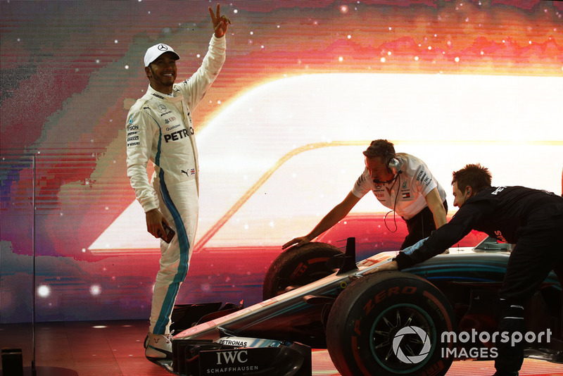 Lewis Hamilton, Mercedes AMG F1 W09 EQ Power+, celebra después de ganar la carrera