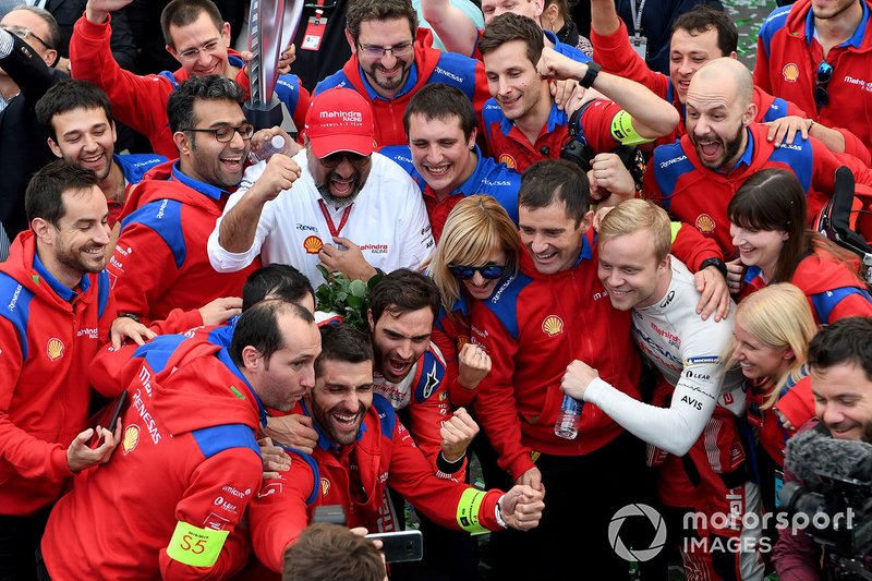 Jérôme d'Ambrosio, Mahindra Racing, M5 Electro, Felix Rosenqvist, Mahindra Racing, M5 Electro pose for a team photo 