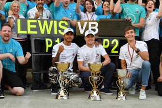 Race winner Lewis Hamilton, Mercedes AMG F1 celebrate with Valtteri Bottas, Mercedes AMG F1 and George Russell, Mercedes AMG F1 and the team