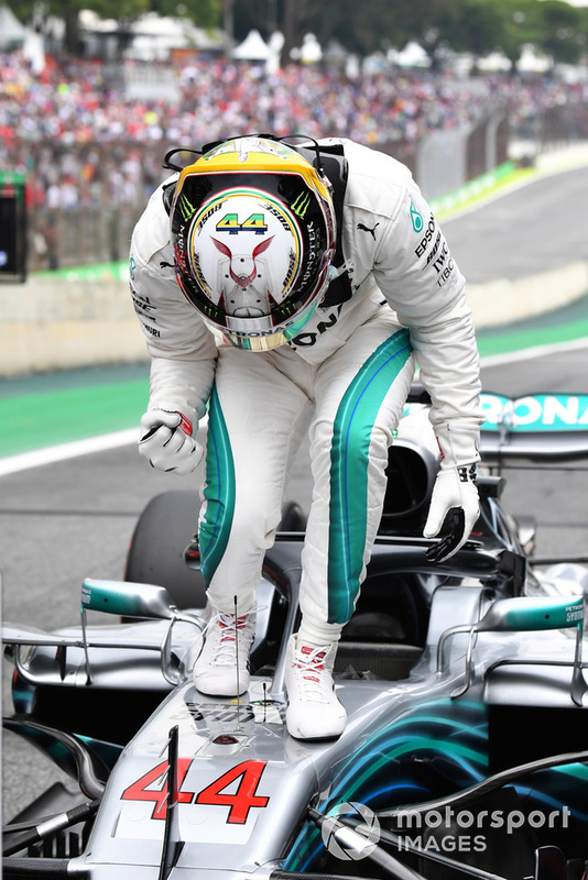 Pole sitter Lewis Hamilton, Mercedes-AMG F1 W09 EQ Power+ nel parco chiuso
