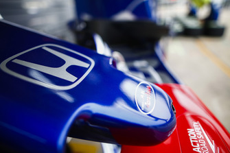Logo Toro Rosso su un musetto in pit lane