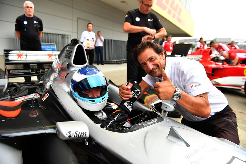 Mika Häkkinen, McLaren MP4/13 et Jean-Michel Tibi, caméraman de la FOM